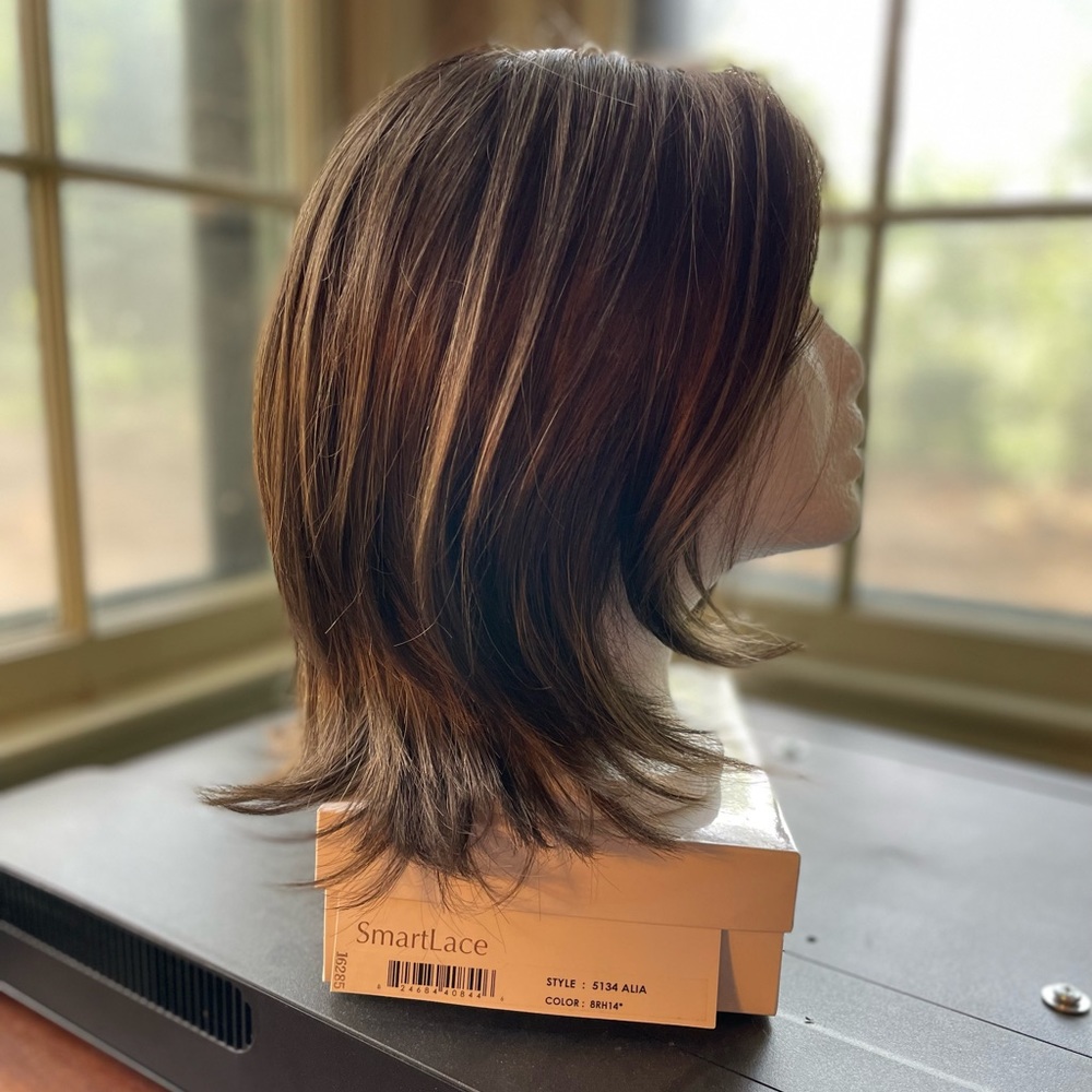 Jon Renau ALIA. Color: 8RH14*. Shaggy bob. New condition.